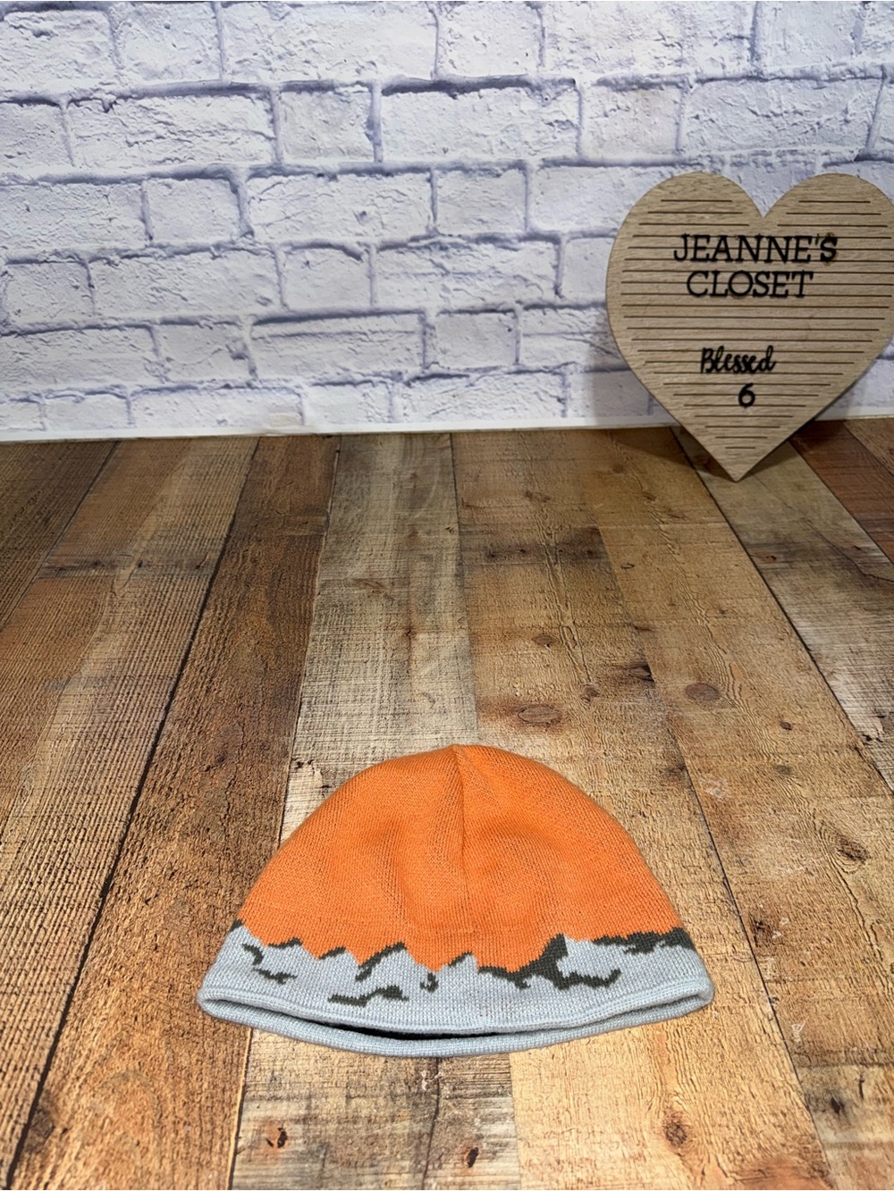 AIGLE Knit Beanie Hat Orange Gray Mountains Excellent Rare 
Pre owned great cond